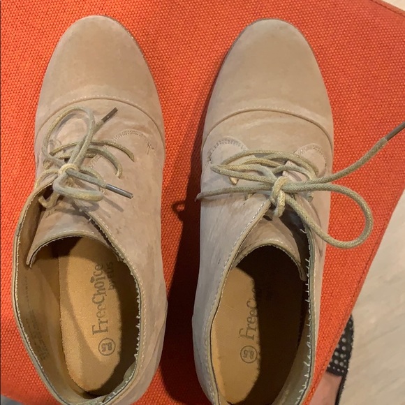 Free choice size 8 1/2 tan wedge with tie - Picture 5 of 6